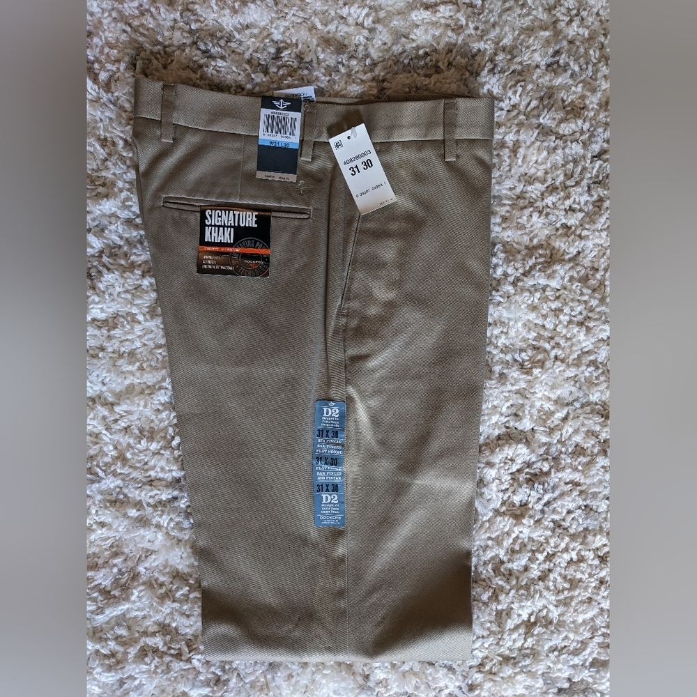 NWT Dockers signature khaki d2 size 31x30
